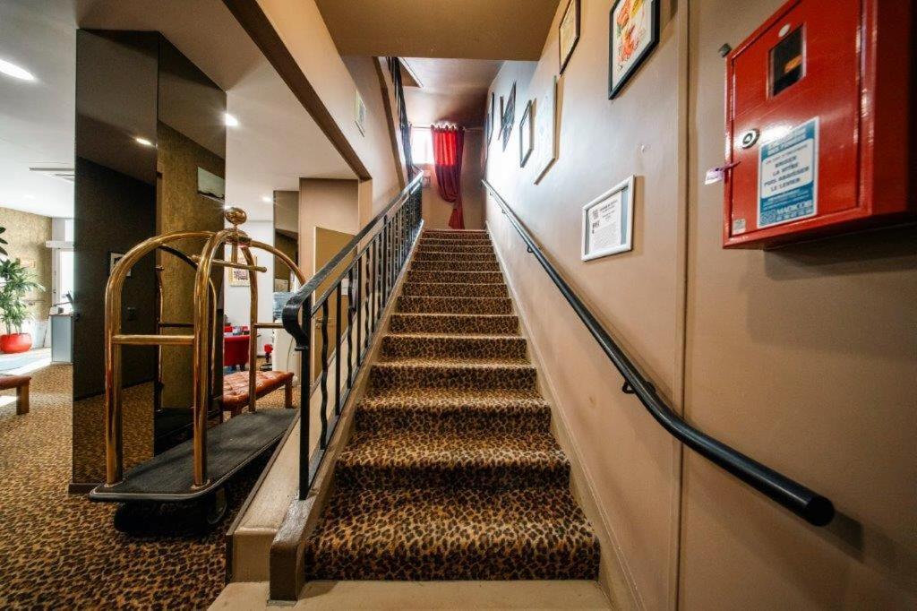 Brit Hotel Privilege Lisieux - La Villa Des Arts 외부 사진